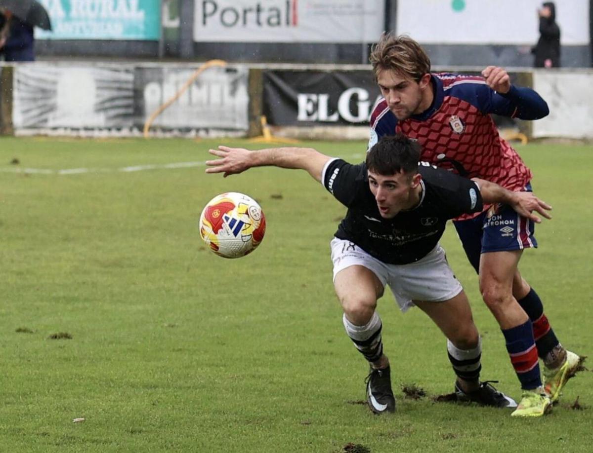El local Argüelles, en una acción ante un jugador del Ávila, ayer en Les Caleyes. | IRMA COLLÍN