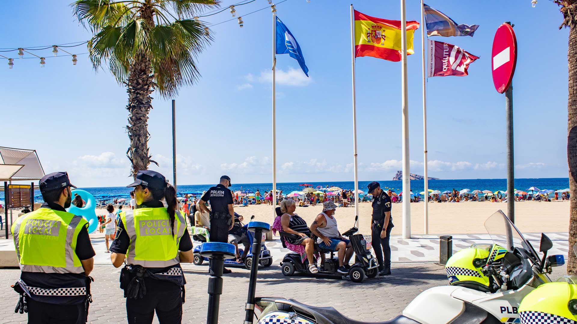 Agentes de la Policía Local informan a pie de playa sobre la normativa para el uso de estos vehículos.