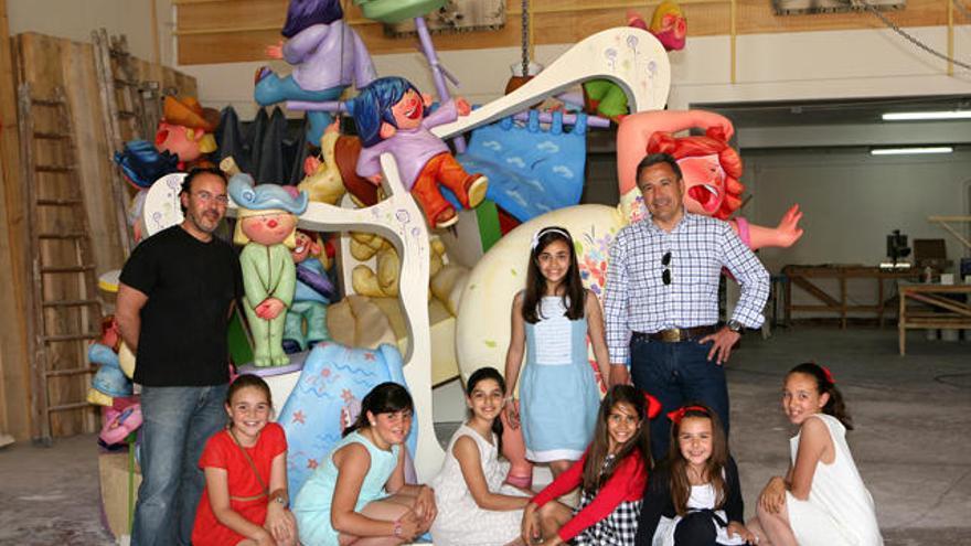 La Bellea del Foc Infantil y sus Damas posan junto a los constructores de la Hoguera Oficial Infantil