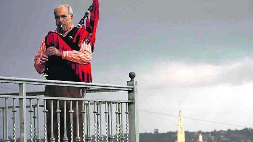 Alberto Fernández Velasco, hace unos años, tocando una de sus gaitas en la terraza de su casa de Santurio.