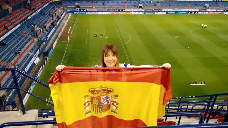 Almudena, con la camiseta del Real Zaragoza y la bandera española