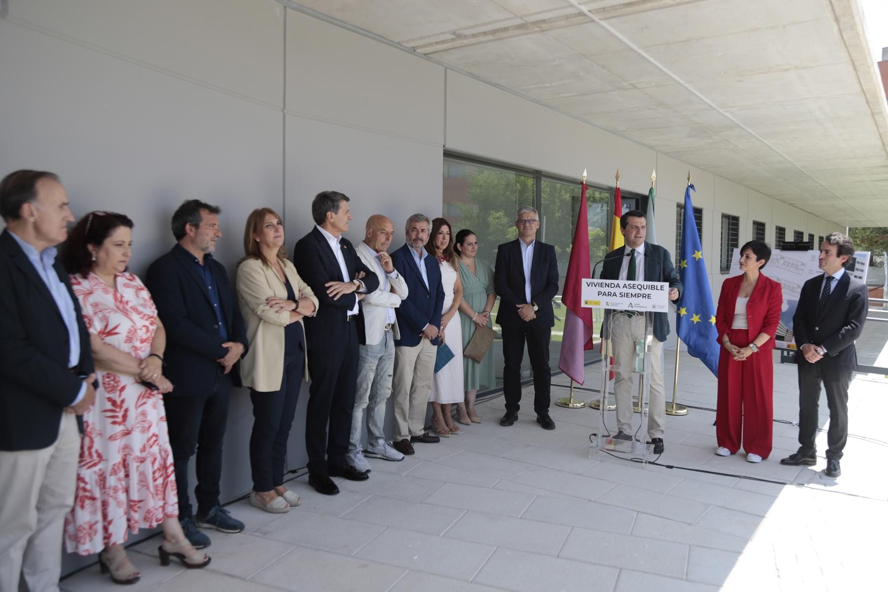 La ministra Isabel Rodríguez visita las viviendas de alquiler de mayores de Sama Naharro