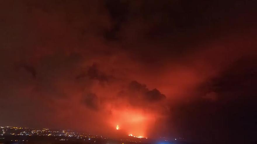 Las emisiones del volcán de La Palma se mezclan con la nubosidad de la tormenta de esta semana