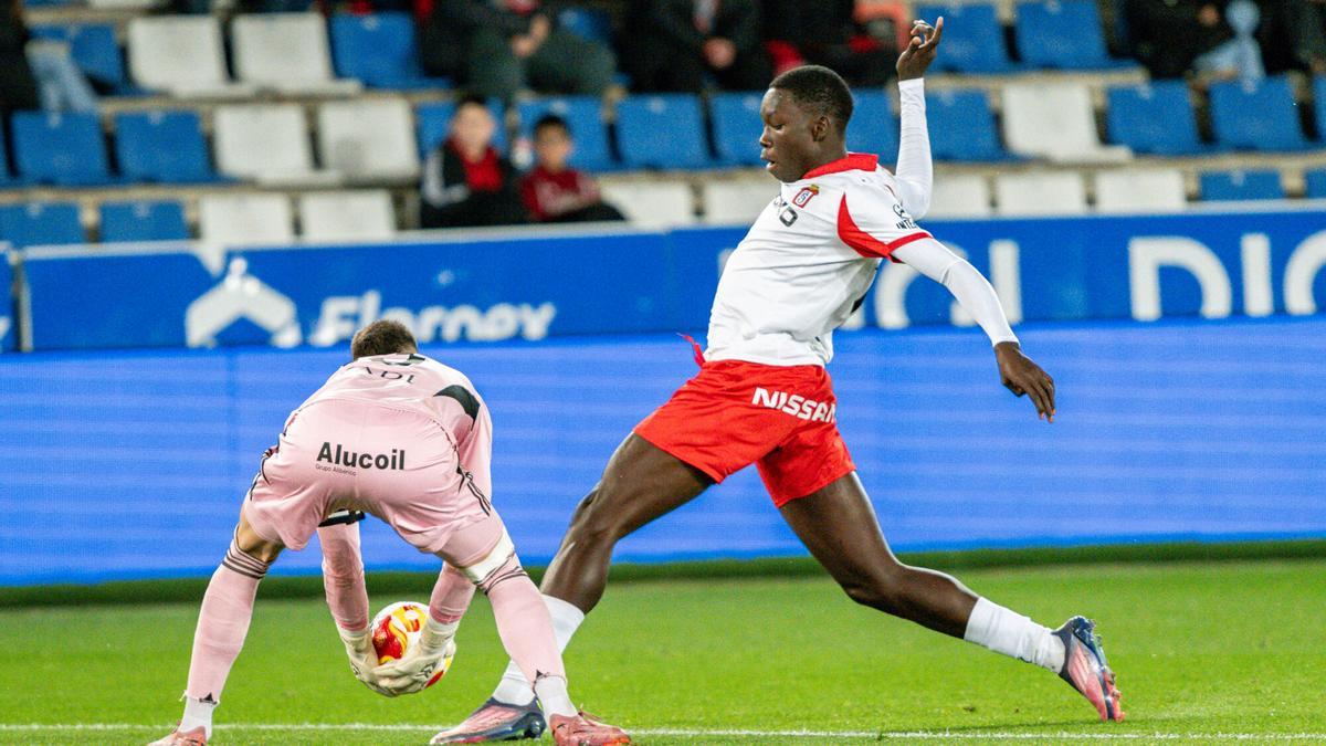 Amadou, ante el portero de la Real Sociedad B.
