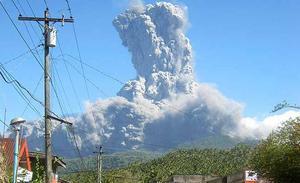 El Mont Bulusan desprèn cendra a la província de Sorsogon, al sud de Manila (Filipines), on la pols ha cobert nombrosos poblats.