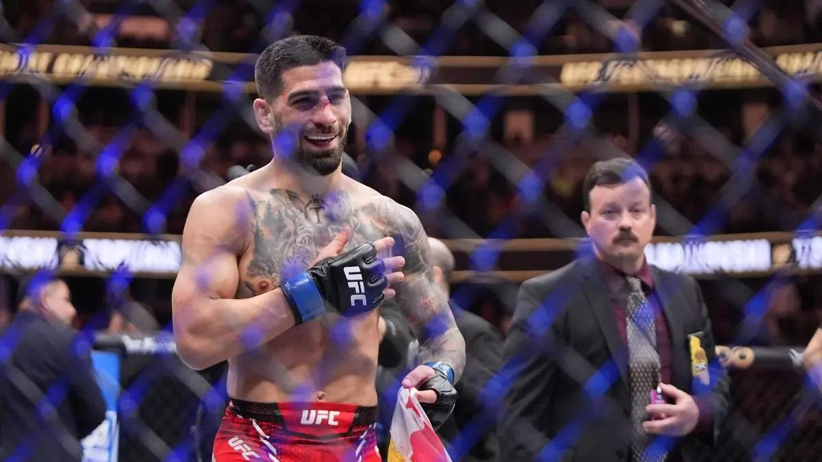 Ilia Topuria, tras plocramarse campeón ante Volkanovski.