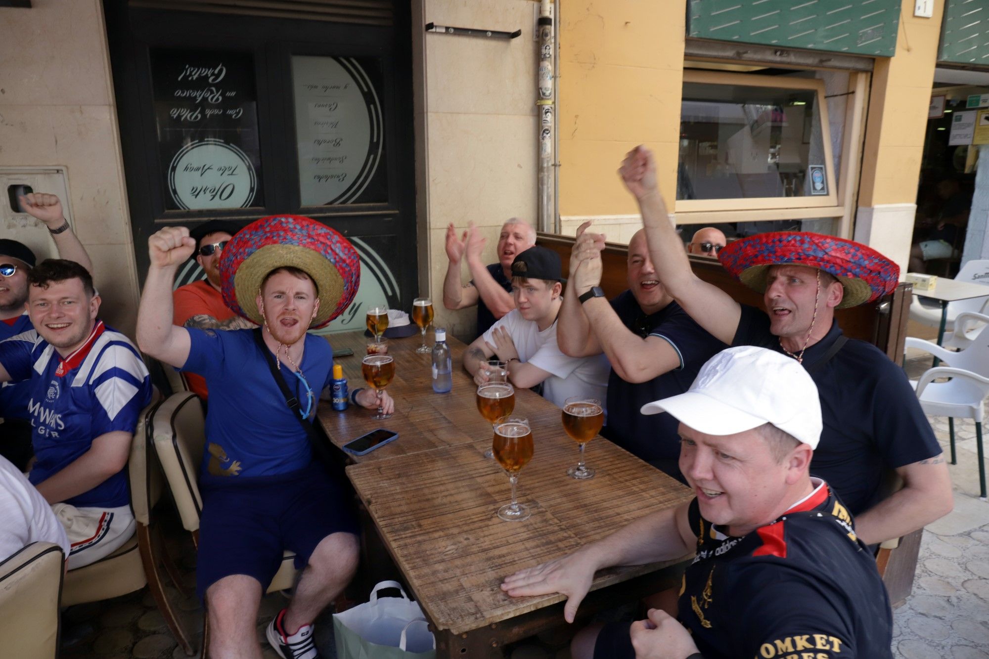 Aficionados del Rangers en el Centro de Málaga antes de disputar la final de la Europa League en Sevilla