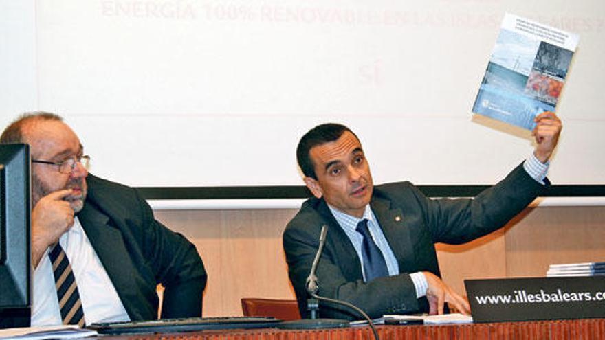 El director general Jaume Ochogavia y el conseller Joaquín García presentado el plan.