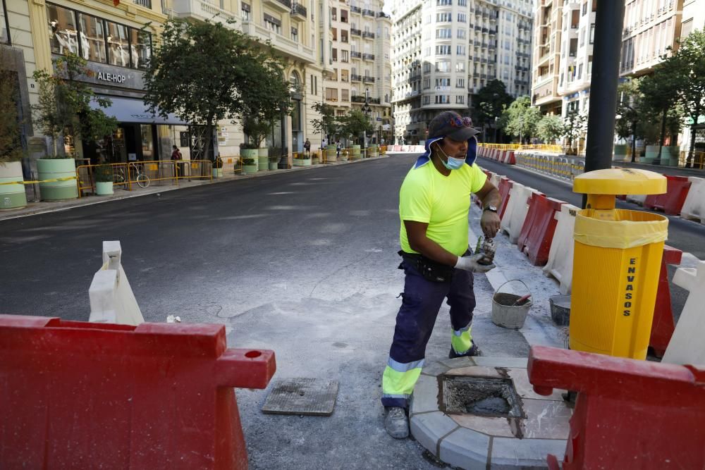 Comienzan a poner el suelo rojo de la Plaza del Ayuntamiento