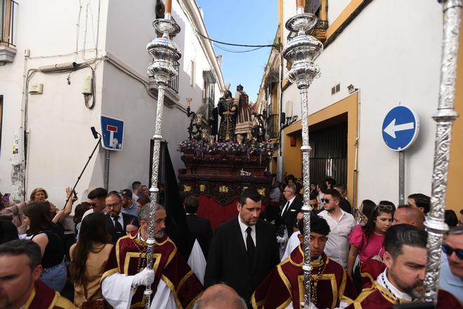 La hermandad del Perdón serpentea camino de la Catedral