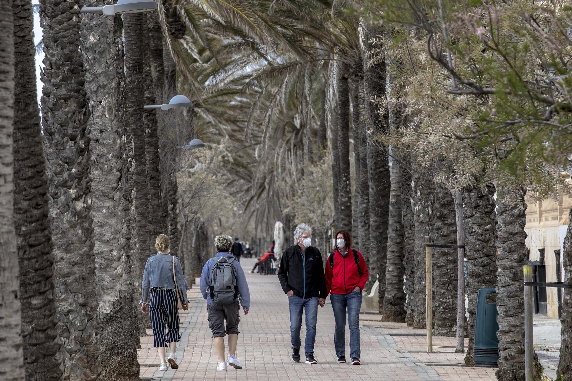 Ajenos a la controversia, los turistas alemanes se refugian en Platja de Palma