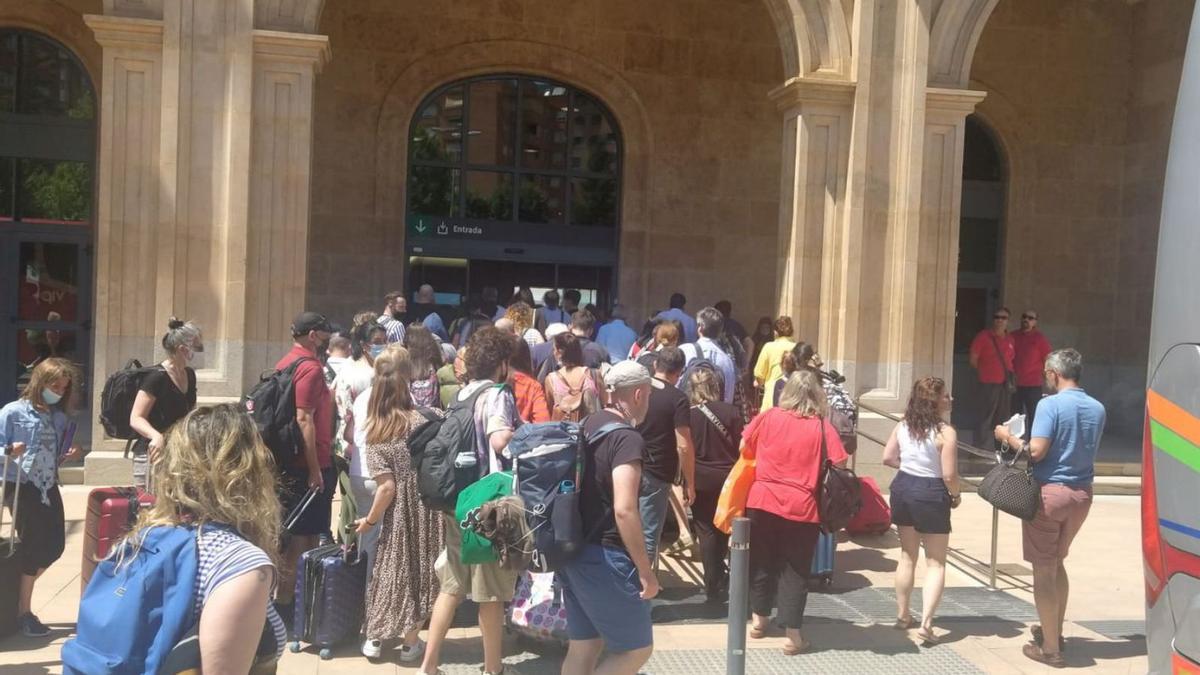 Aglomeración de pasajeros procedentes de Galicia tras bajar del bus para coger el tren de Madrid.