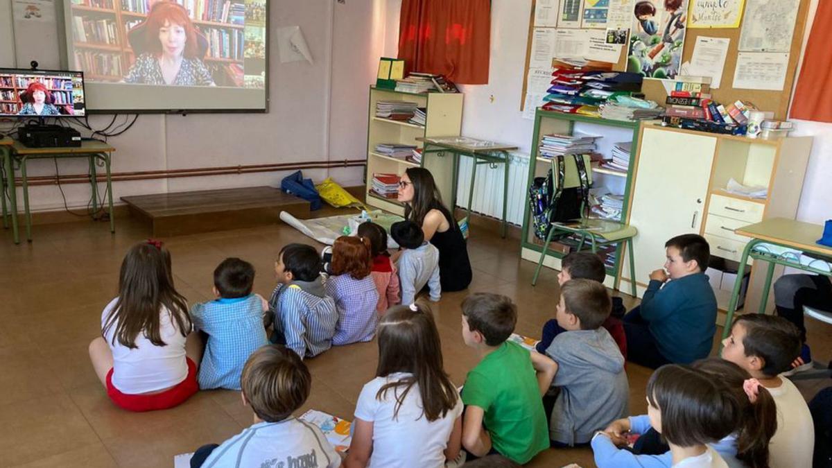 Escolares del colegio rural agrupado Oscos, siguiendo la charla por videoconferencia con la escritora Ana Alonso. | R. T. C.