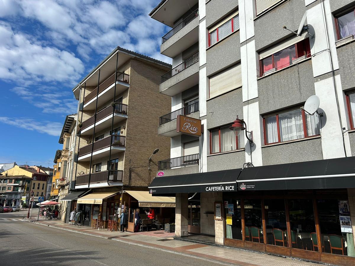 El edificio, ubicado frente al ayuntamiento de Villaviciosa, donde tuvo lugar el crimen