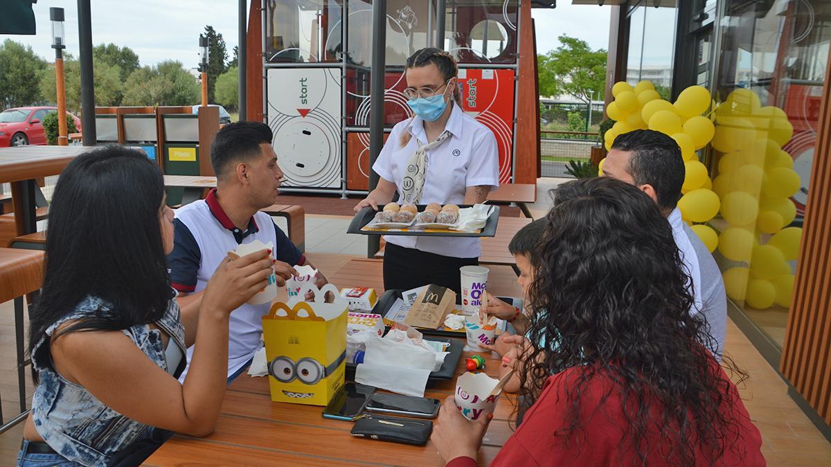 El nuevo restaurante de comida rápida McDonald&#039;s ofrece servicio a mesa