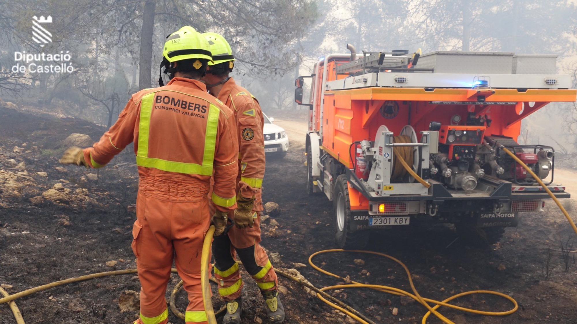 Las fotografías del virulento incendio forestal en Villanueva de Viver