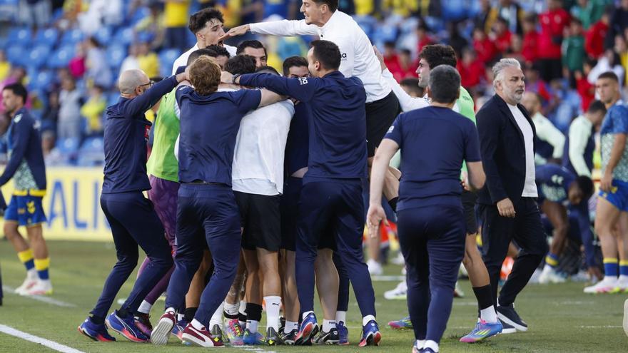 Los futbolistas del Valencia CF celebran uno de los tantos en el partido ante Las Palmas. | EFE
