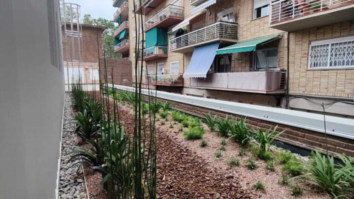 Cubierta verde del EBM Pere Calafell, en el distrito de Sant Martí