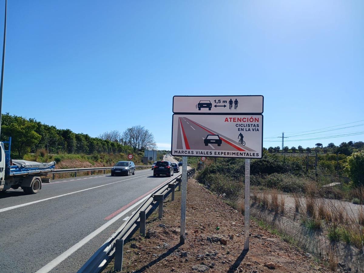 Señal en la carretera entre Torrent y Montserrat