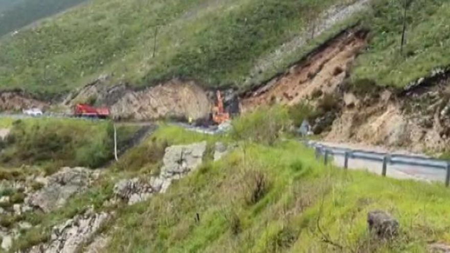 Un argayu corta la carretera entre Tineo y Belmonte