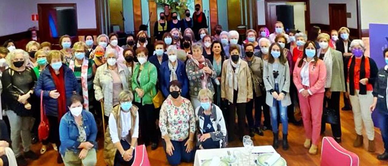 Foto de familia de la celebración de la comida de las mujeres rurales de Carreño. | B. G.