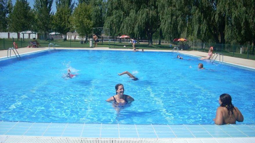 Bañistas se refrescan en la piscina de Villaralbo.