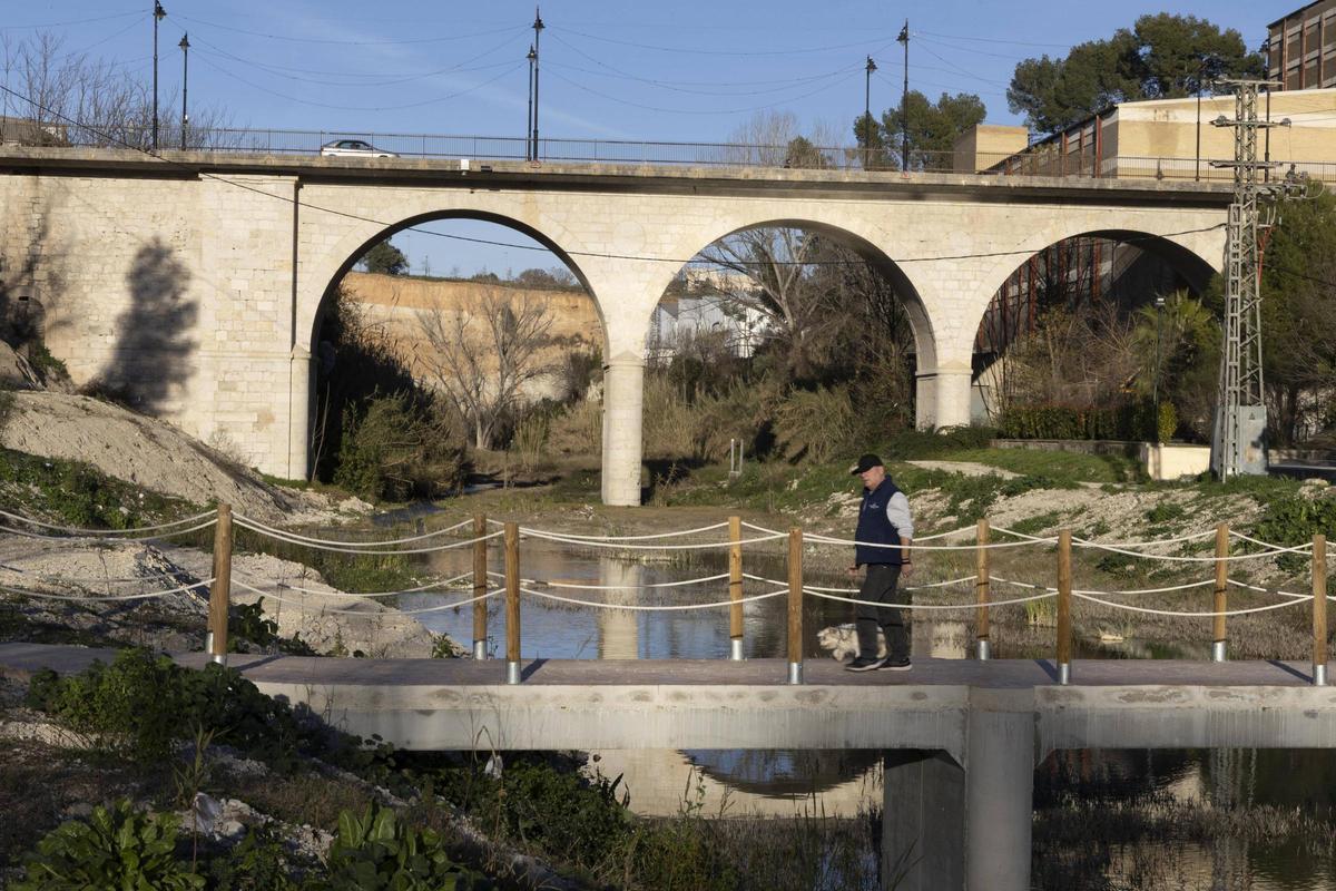 Un hombre pasea por delante del Pont Nou de Ontinyent, en imagen captada ayer.
