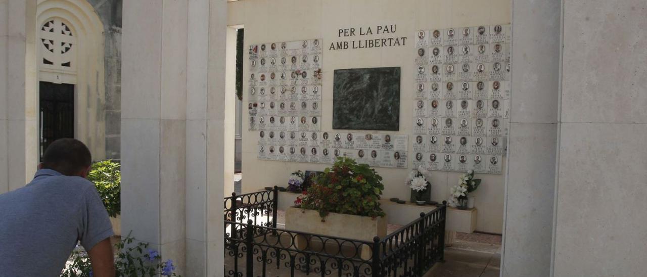 Mausoleo en memoria de las víctimas de la dictadura de Alzira, en una imagen de archivo. | VICENT M. PASTOR