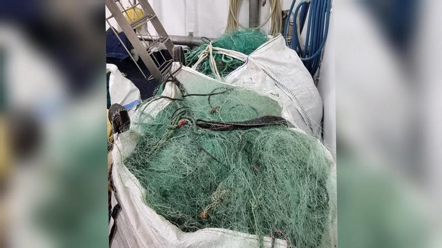 Gardacostas incauta al sur de Vigo 2.500 metros de redes ilegales y decomisa más de 65 kilos de pescado y marisco