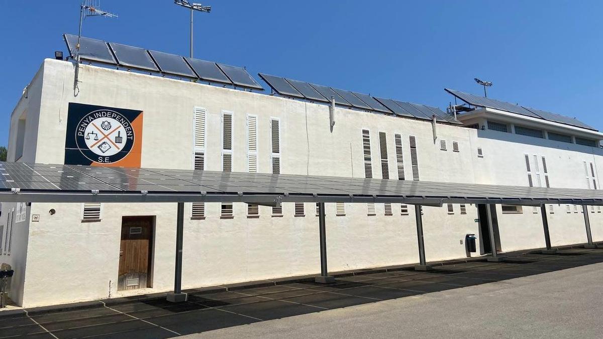 Imagen de archivo de las pérgolas solares para recarga de coches eléctricos en la zona polideportiva de Sant Joan.