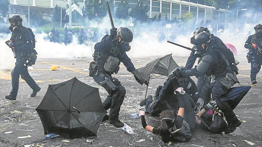 El gobierno Chino muestra sus armas y usa la fuerza en Hong Kong