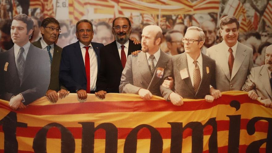 Aliaga, Sánchez Quero y Lambán posan junto a la primera línea de pancarta de la manifestación de 1978. | ANDREEA VORNICU