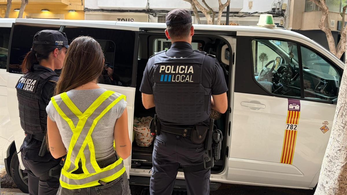 Agentes y una inspectora del Consell junto al taxi de Mallorca detectado en Ibiza.
