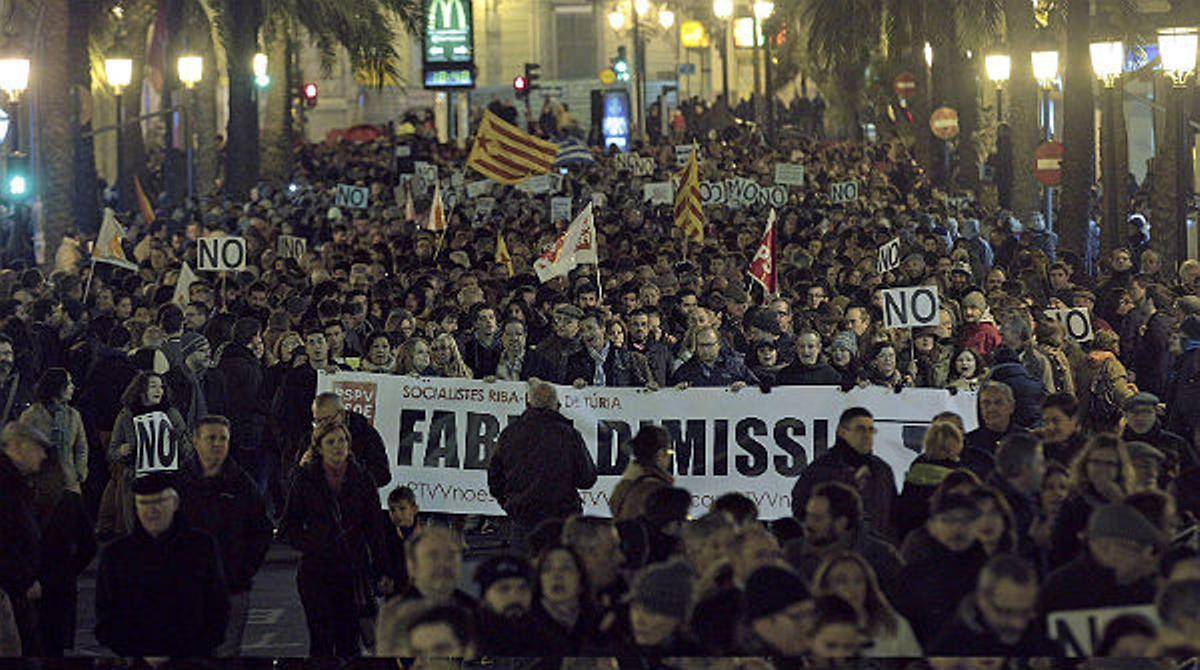 El tancament de Canal 9 treu milers de valencians al carrer.