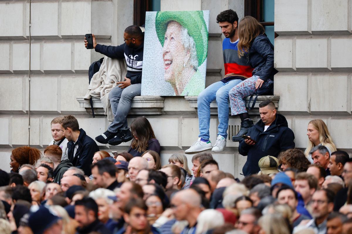 Ciudadanos se agolpan en las calles de Londres, minutos antes del funeral de estado de la reina Isabel II.