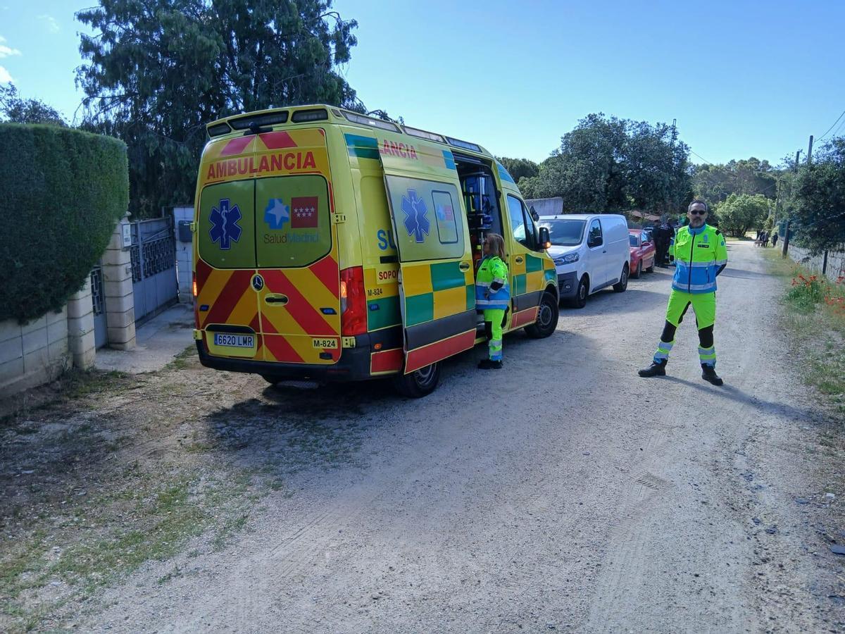 Una ambulancia en el lugar de los hechos en Galapagar.