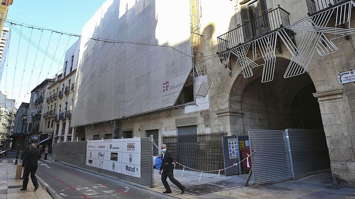 Una lona protege el hotel que  se construye junto al Ayuntamiento de Alicante. | MANUEL R. SALA