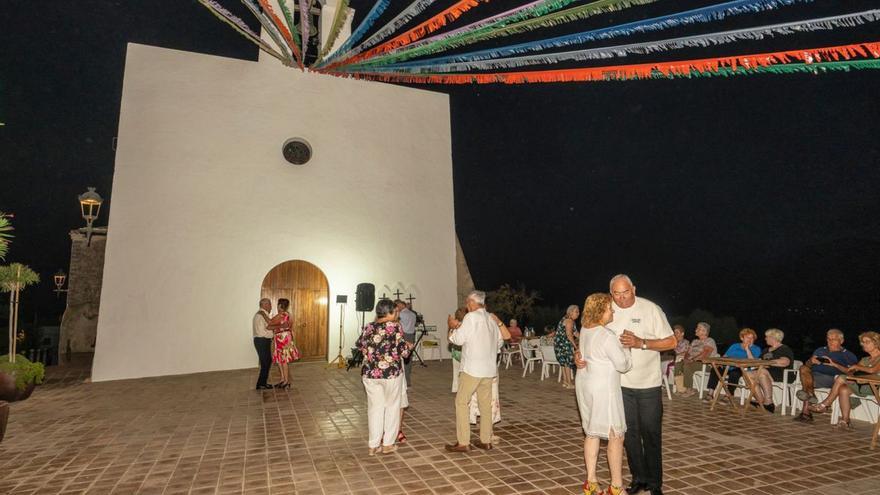 Velada de baile en la plaza organizada por el Club de Mayores de Sant Agustí el pasado viernes. | FOTOS: AYUNTAMIENTO DE SANT JOSEP