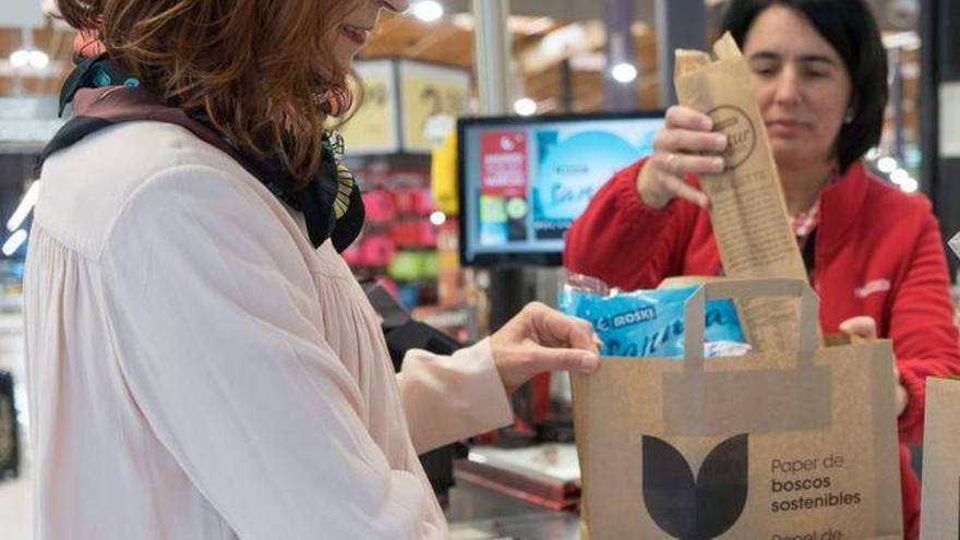 Las bolsas llegarán a los hipermercados primero y después al resto de establecimientos de Eroski.