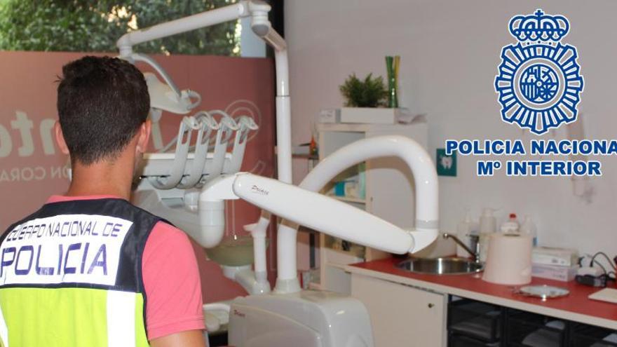 Un agente de policía, en una de las clínicas de iDental.