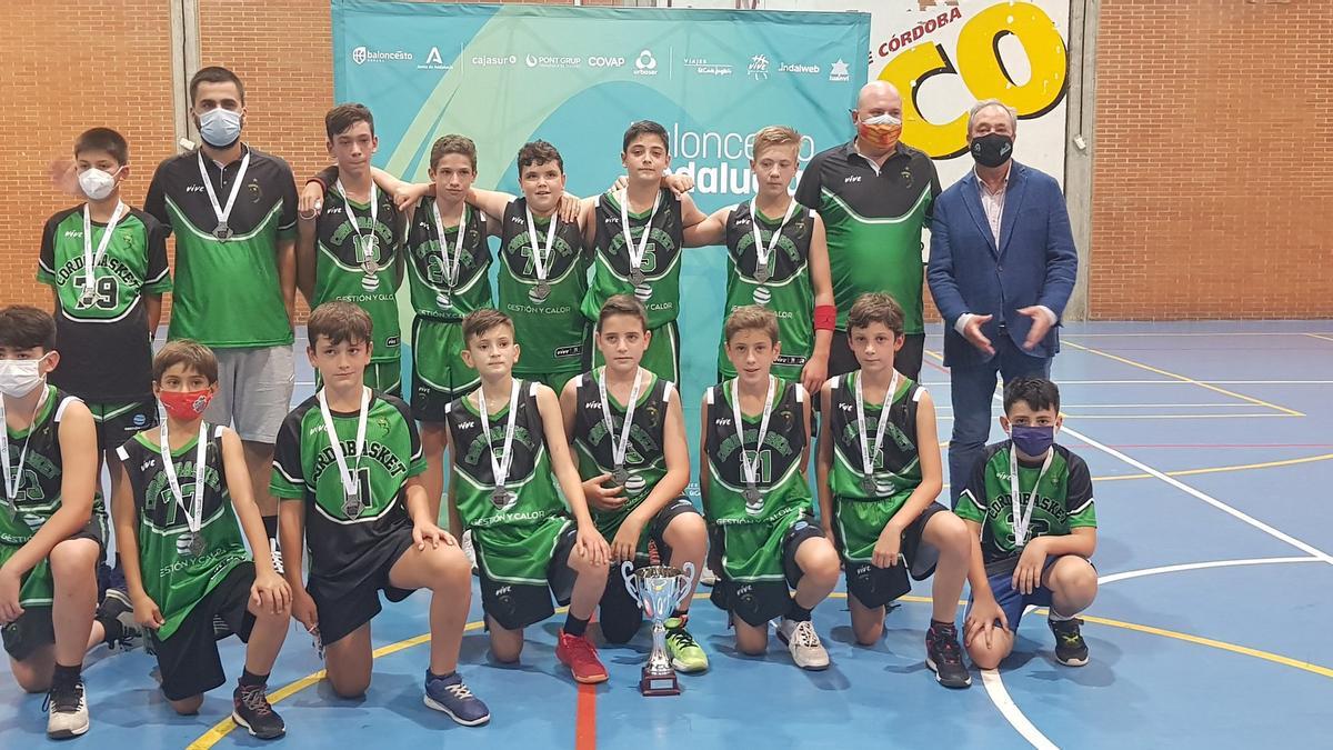 Componentes del Cordobasket mini de baloncesto, junto al presidente de la Federación Andaluza, Antonio de Torres.