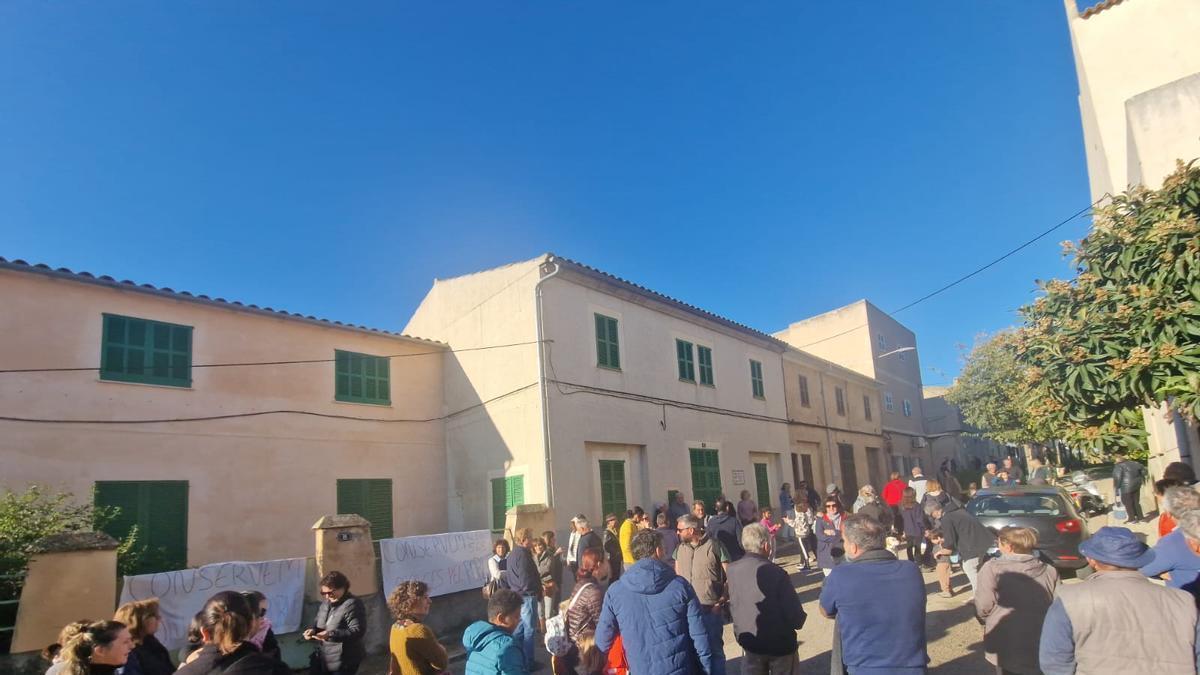Concentración vecinal de diciembre de 2024 para reclamar el uso público de Ca ses Monges de Son Macià.