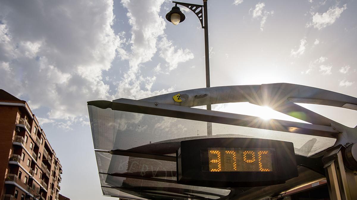 Un termómetro refleja las altas temperaturas de la tercera ola de calor del verano
