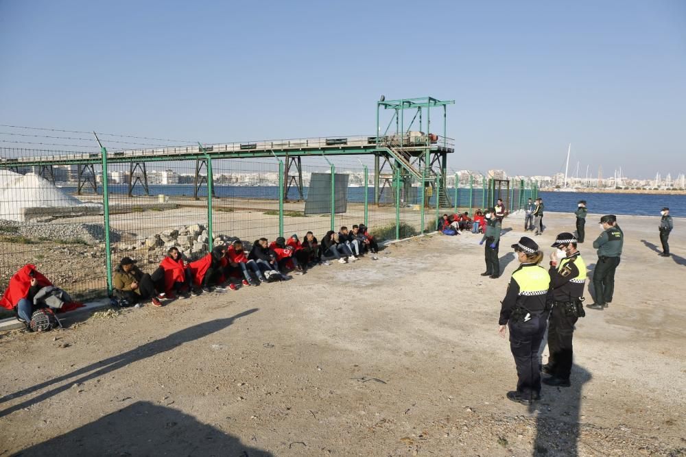 Guardia Civil, Cruz Roja y Salvamento Marítimo han puesto en marcha el protocolo para recepcionar a 24 personas rescatadas en el mar y que ocupaban una patera. 20 hombres y cuatro mujeres