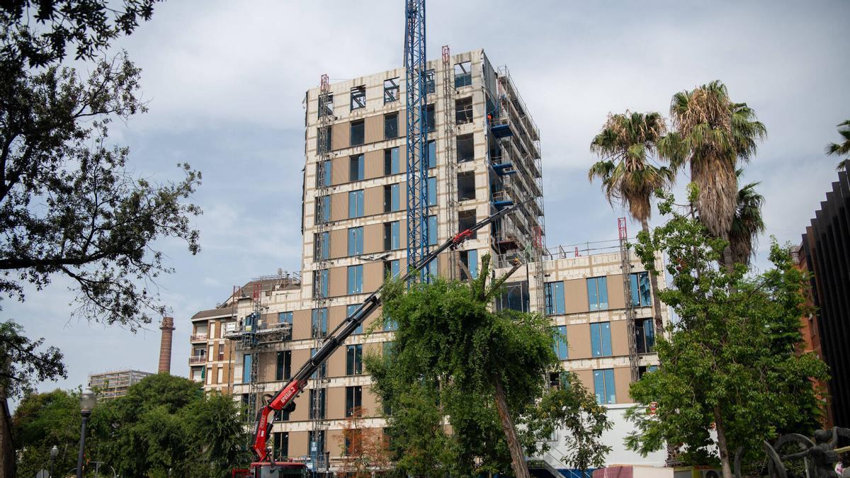 Obres de construcció d'una nova residència universitària.