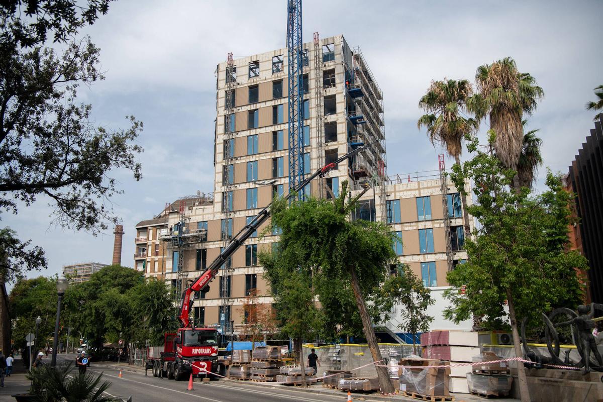Obras de construcción de una nueva residencia universitaria en calle Peracamps, 8. Barcelona, 16 de julio de 2026. Doto: Belén González / EP