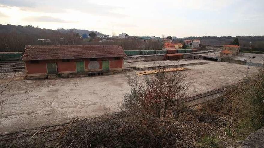 El inmueble que queda en la estación de Botos tras la demolición de otros recintos anexos construidos en piedra. // Bernabé/Gutier