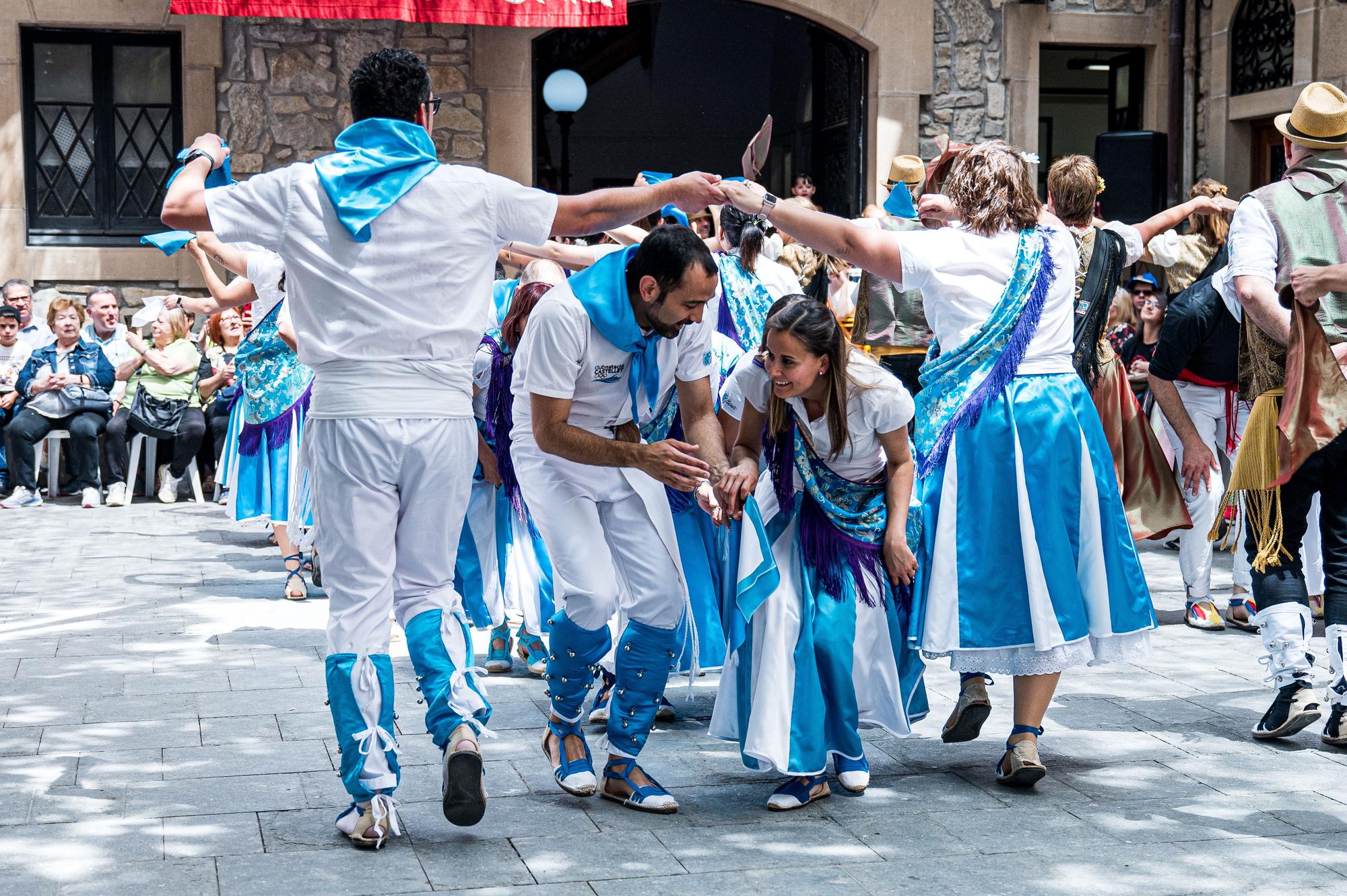 Troba't a les fotos del multitudinari ball de gitanes de Sant Vicenç