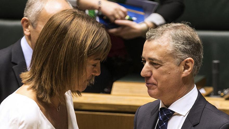 Urkullu, junto a Mendia en el Parlamento Vasco.