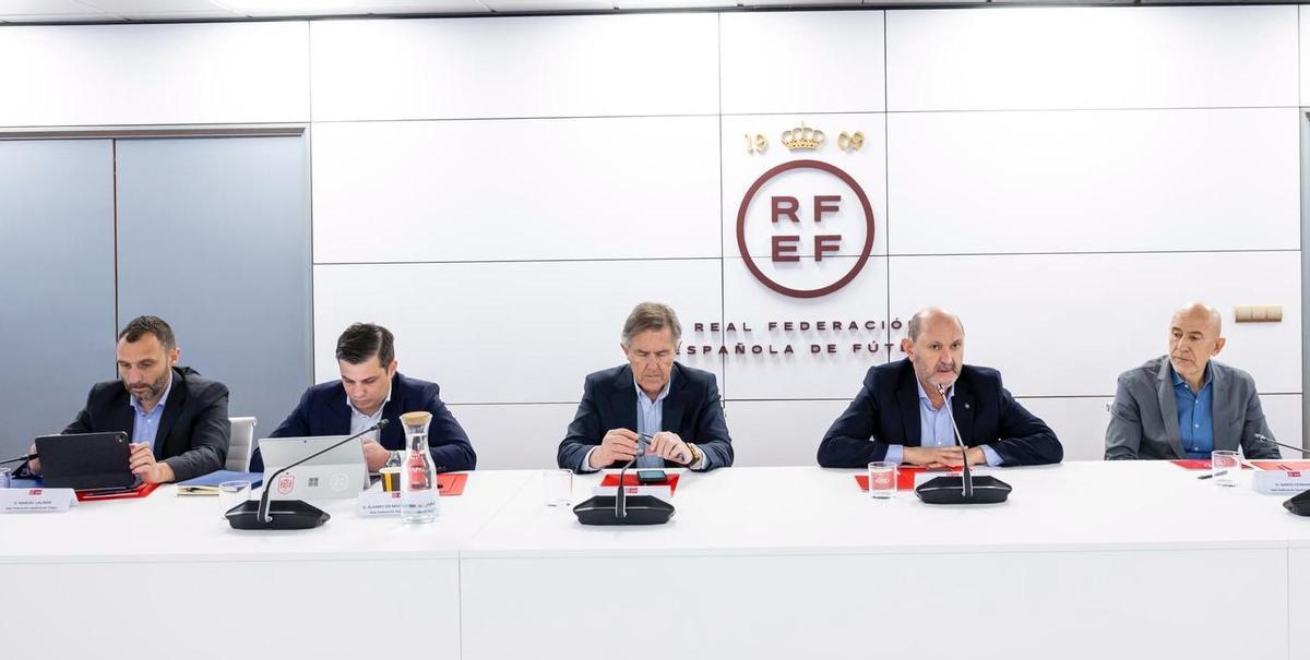 El presidente de la RFEF, Rafael Louzán, en la reunión con los clubes de fútbol sala.
